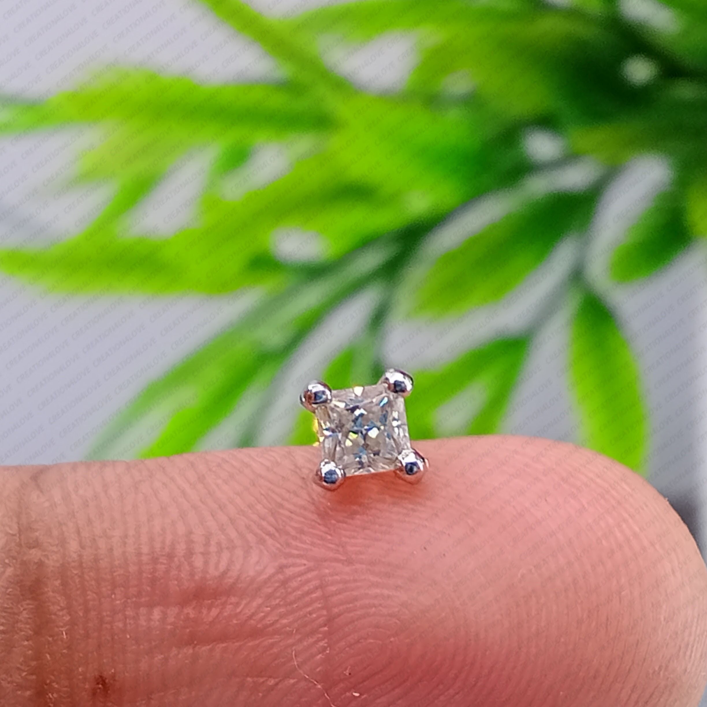 プリンセスカットモアッサナイトノーズピン：14Kイエローゴールド 