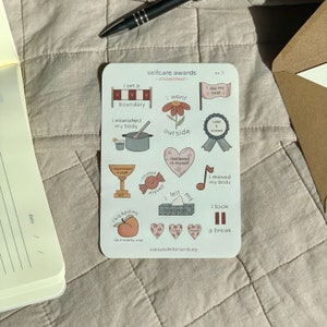 Könnte beinhalten: Ein Blatt mit Aufklebern mit Illustrationen und Text zum Thema Selbstfürsorge. Die Aufkleber zeigen Sätze wie "Ich habe eine Grenze gesetzt", "Ich habe meinen Körper genährt", "Ich bin nach draußen gegangen", "Ich habe an mich geglaubt", "Ich habe meinen Körper bewegt", "Ich habe meine Gefühle gespürt", "Ich habe eine Pause gemacht" und "Ich habe mein Bestes gegeben".