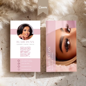 Puede incluir: Dos tarjetas de visita en rosa y blanco. Una tarjeta presenta una foto de una mujer y el texto "Blair Dunn Lashes | Hair | Nails". La otra tarjeta dice "Lash Salon by Blair Dunn" con una imagen de largas pestañas.