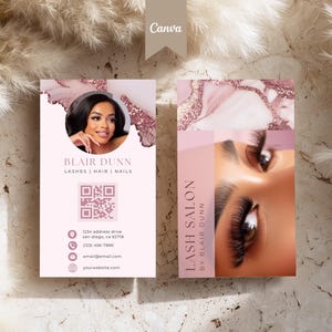 Puede incluir: Tarjeta de visita de doble cara para un salón de pestañas. La parte delantera presenta una foto de una mujer, el nombre del salón "Blair Dunn" y la información de contacto. La parte trasera muestra un primer plano de largas pestañas y el nombre del salón.