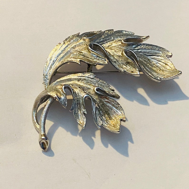 Lisner Double Leaf Brooch Etched Silver Tone Leaves Vintage Mid Century 1960s Fall Pin Seasonal