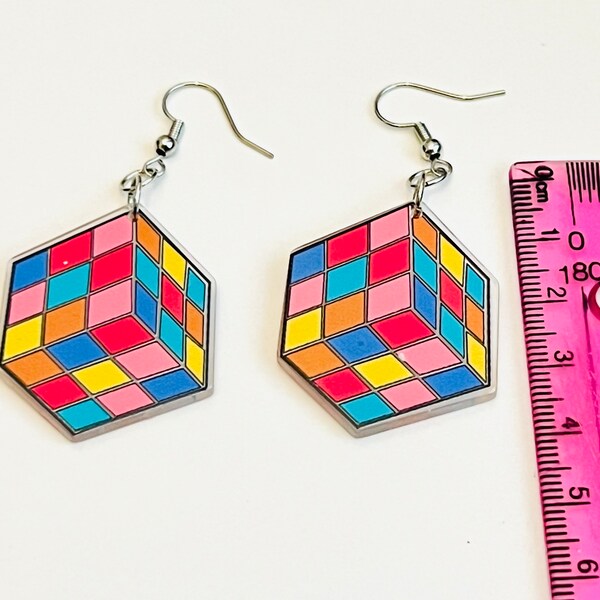 Boucles d’oreilles en acrylique de style Rubiks Cube multicolores funky.