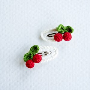 Puede incluir: Dos pinzas para el pelo de crochet blanco con cerezas de crochet rojo y verde. Las pinzas son perfectas para a&ntilde;adir un toque de fantas&iacute;a a cualquier peinado.