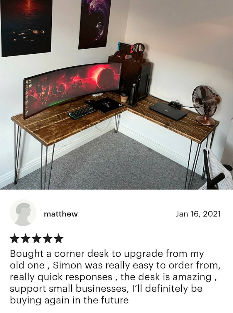 K&ouml;nnte beinhalten: Ein Ecktisch aus recyceltem Holz mit Haarnadelbeinen. Der Tisch hat einen gebogenen Monitor und einen Laptop auf der Oberfl&auml;che. Der Tisch befindet sich in einem Heimb&uuml;ro mit einem Ventilator und anderen Dekorationen.