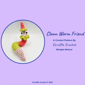 Può includere: Uno schema all'uncinetto per un amico verme clown. Il modello è di Scruffle Crochet, di Morgan Mexcur. L'immagine mostra un verme all'uncinetto con un cappello da clown e un viso.