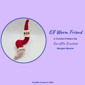 Puede incluir: Un patrón de crochet para un amigo gusano elfo, que lleva un gorro de Papá Noel rojo y blanco. El patrón es de Scruffle Crochet, diseñado por Morgan Mexcur.