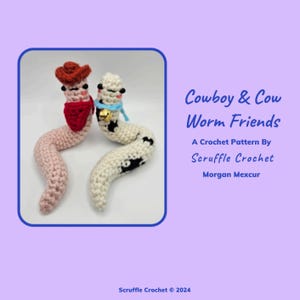 Może przedstawiać: Wzór na szydełku do wykonania amigurumi w postaci kowbojskiego i krowiego robaka. Kowbojski robak nosi brązowy kapelusz i czerwoną chustkę. Krowi robak nosi niebieską chustkę i dzwonek. Wzór pochodzi od Scruffle Crochet.