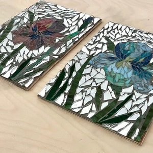 Speglad bakgrund, svartfogat par glasmosaikirisar. Tillverkad i Israel