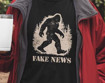 Zabawna koszulka z Wielką Stopą – Fake News, Outdoorsy Humor Tee