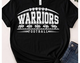 Könnte beinhalten: Ein schwarzes Kurzarm-T-Shirt mit einem weißen Grafikdruck eines Footballs, dem Text WARRIORS über einem Spielfeldmarkierungsdesign mit den Zahlen 30, 40, 50, 40, 30 und dem Wort FOOTBALL, das unter den Markierungen zentriert ist.