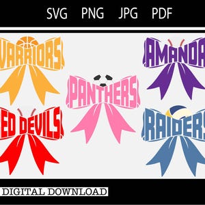 Op de afbeelding: Digitale download-afbeelding met vijf kleurrijke strikdesigns. Elke strik toont een teamnaam: Warriors, Red Devils, Panthers, Raiders en Amanda. De strikken zijn in oranje, rood, roze, paars en blauw, met sportthema-accenten zoals een basketbal en voetbal.