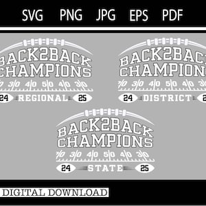 Pu&ograve; includere: Una grafica scaricabile digitalmente con tre design. Ogni design presenta il testo "BACK2BACK CHAMPIONS" in un font stilizzato, con una forma di pallone da football sopra. Ogni design include il testo "REGIONAL", "DISTRICT" o "STATE" con gli anni "24" e "25".