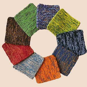 Puede incluir: Un conjunto de ocho cuadrados tejidos de diferentes colores y patrones, dispuestos en círculo. Los cuadrados están hechos de diferentes tipos de hilo, incluyendo verde, azul, amarillo, negro, naranja, rojo, marrón y gris.