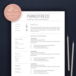 Pode incluir: Um modelo de currículo em preto e branco com o nome Parker Reed e o título Marketing + Digital Media Manager. O currículo é dividido em seções para perfil, experiência profissional, educação, habilidades e prêmios.