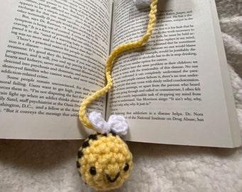 Adorable Crocheted Bee And Daisy Bookmark!!