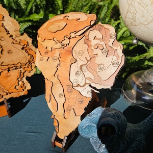 Jurassic Park Topographische Karte und Ständer - Holz geschnitzt - Isla Nublar