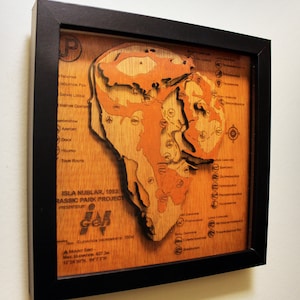 Topografische kaart Jurassic Park - houtsnijwerk - Isla Nublar - Shadow Box