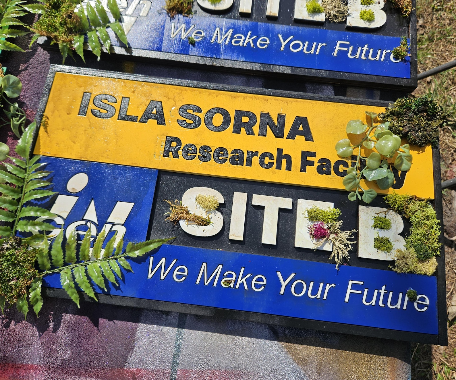 Isla Sign Isla Sorna Research Facility - Jurassic Park / the Lost World - Wood ...