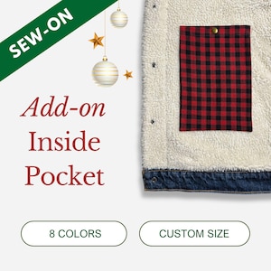 Peut inclure: Gros plan d'une veste en jean avec une poche à carreaux rouges et noirs. La veste a une doublure blanche et moelleuse et des boutons en métal. Le texte sur l'image indique "Add-on Inside Pocket" et "Sew-On".