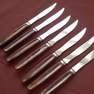Vintage Crown Sheffield Dinnersteakmesser gezackte Klinge aus rostfreiem Stahl. Hochwertiges Besteckmesser mit marmorierten Bakelitgriffen im 7er Set.