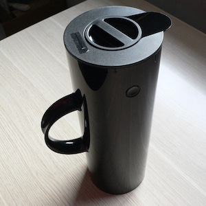 Made in Denmark Stelton Picnic schwarze Kaffeekanne / Thermoskanne zum Servieren von heißen und kalten Getränken.