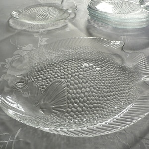 Vintage Arcoroc France fish shaped glass plates set of 7.Retro seafood fish serving plates pressed textured French glassware 1 large 6 small