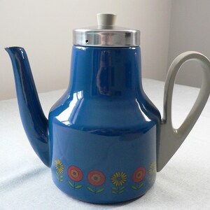 Bouilloire allemande Siegwerk émaillée au design ludique avec col de cygne. Ustensiles en émail rétro avec marguerites pop art ustensiles de cuisine allemands.