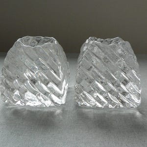 Ett par Kosta Boda SOLITAIRE pyramidformade ljusstakar av Kjell Engman.