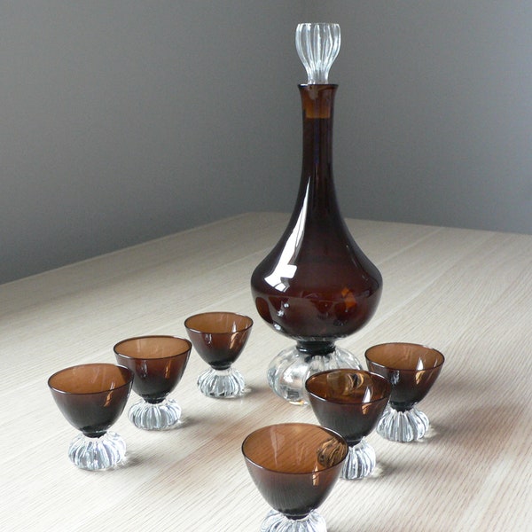 Aseda Glasbruk of Sweden decanter and 6 cordial glasses set.Lobed bubble base footed cordial decanter in brown amber and clear art glass.