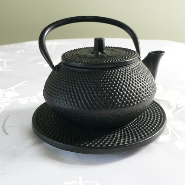 Tetera de hierro fundido hobnail vintage japonesa pequeña tetera negra. Tetera retro tetera asiática tetera de hierro fundido tetsubin. Sirviendo para uno.