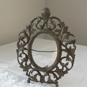 Marco ovalado adornado de hierro fundido antiguo con soporte de caballete dorado de bronce. Soporte de caballete abatible LOVE ONE marco de escritorio Renacimiento barroco