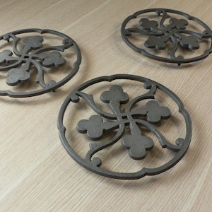 Ensemble de 3 dessous de plat en fonte Dansk Designs. Repose-plat sur pied en fer à motif floral.