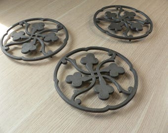 Juego de 3 salvamanteles de hierro fundido Dansk Designs. Soporte para ollas calientes de hierro con base y motivo floral.