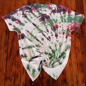 Green red and black loose spiral tie dye t-shirt men&#39;s size Medium