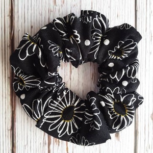 Daisies cotton fabric scrunchies, black daisies scrunchies, floral scrunchies
