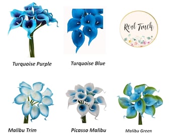 Op de afbeelding: Afbeelding van kunstmatige calla lelie boeketten in verschillende tinten blauw en groen. De boeketten zijn gelabeld met "Turquoise Purple", "Turquoise Blue", "Malibu Trim", "Picasso Malibu" en "Malibu Green". Er is ook een logo met de tekst "Real Touch".