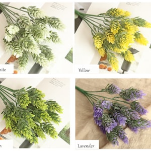 Puede incluir: Cuatro arreglos florales artificiales en diferentes colores: blanco, amarillo, verde y lavanda. Cada arreglo presenta un grupo de pequeñas flores cónicas con hojas verdes.