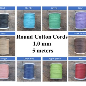 Può includere: Assortimento di 10 bobine di cordoncini rotondi in cotone da 1,0 mm, ciascuna lunga 5 metri. I colori sono nero, azzurro cielo, verde, lilla, avorio, marrone scuro, arancione, blu scuro, verde mela e rosso.