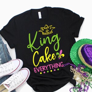 キングケーキのマルディグラシャツ、ニューオーリンズ ルイジアナ マスカレード クラウン フルール・ド・リス カーニバル パレード Tシャツ、NOLA Tシャツ アウトフィット ギフト