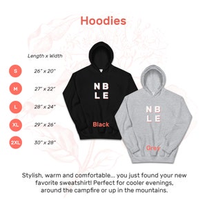 Pu&ograve; includere: Due felpe con cappuccio, una nera e una grigia, con la scritta "NBLE" stampata sul davanti. Le felpe con cappuccio sono disponibili nelle taglie S, M, L, XL e 2XL. La tabella delle taglie mostra la lunghezza e la larghezza di ogni taglia in pollici.