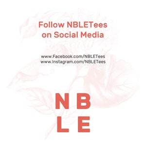 Pu&ograve; includere: Uno sfondo bianco con un design floreale rosa. Il testo "Follow NBLEtees on Social Media" &egrave; in rosso. Sotto il testo ci sono gli indirizzi dei siti web "www.Facebook.com/NBLEtees" e "www.Instagram.com/NBLEtees". La parola "NBLE" &egrave; in grandi lettere rosse.