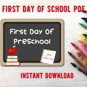 Puede incluir: Un PDF imprimible para un cartel del primer día de preescolar. El cartel es una pizarra con las palabras "First Day Of Preschool" escritas en blanco. Hay una manzana roja y una pila de libros en el lado izquierdo de la pizarra. En el lado derecho de la pizarra hay una nota adhesiva amarilla con las palabras "Year 2022/2023". Hay crayones en el lado derecho de la imagen.