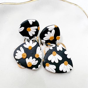 THE CLARA in Daisies/Polymer Clay Earrings/Modern Earrings/Delicate Style/Lightweight/Beautiful/Polymer Clay Earrings/Minimalist/Handmade