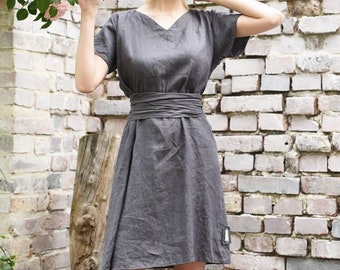Linen dress with wide and long tie at the waist. Midi dress with an open back.