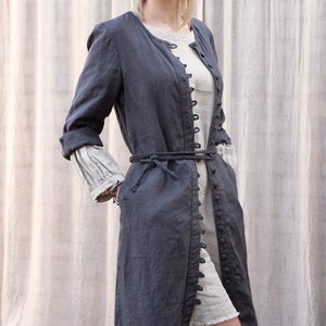 Damlinnejacka med knappar och öglor. Linneklänning. Färger