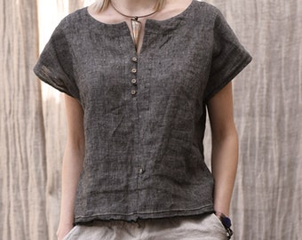 Blusa de lino para mujer con escote en V y cierre de trabillas. Blusa de lino para mujer con botones de coco y bordes rugosos. Top de piqué con hombros caídos. Colores