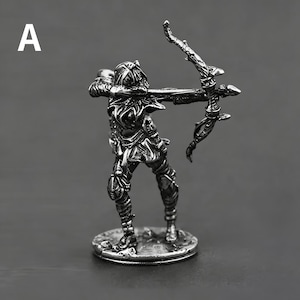 Puede incluir: Una figura plateada de un arquero en pose de combate, tensando un arco. El arquero está vestido con una armadura detallada y se encuentra sobre una base circular. La letra "A" está en la esquina superior izquierda.