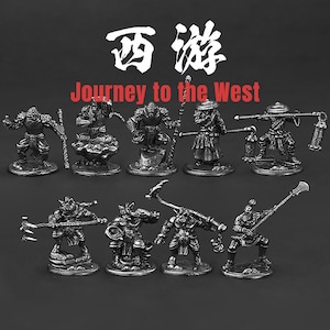 Puede incluir: Un conjunto de diez figuras en miniatura de color plateado que representan personajes de la clásica novela china Viaje al Oeste. Los personajes incluyen al Rey Mono, Pigsy, Sandy y otros. Las figuras están en varias poses de acción, sosteniendo armas y otros objetos.