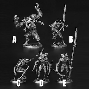 Pode incluir: Cinco miniaturas prateadas de criaturas humanoides com características de insetos. As figuras estão em várias poses de ação, algumas segurando armas. As figuras são etiquetadas de A a E.