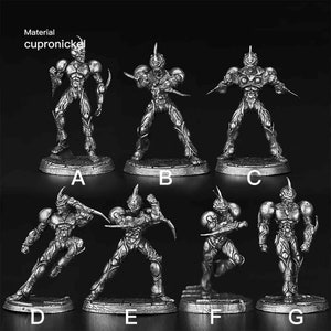 Puede incluir: Ocho figuritas plateadas de una figura humanoide con una cabeza puntiaguda. Las figuras están en diferentes poses de acción, sosteniendo armas. Las figuras están de pie sobre pequeñas bases redondas.